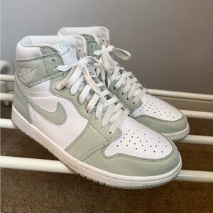 Gently Used - Women's Nike Air Jordan 1 Retro High OG in Seafoam Size 10.5